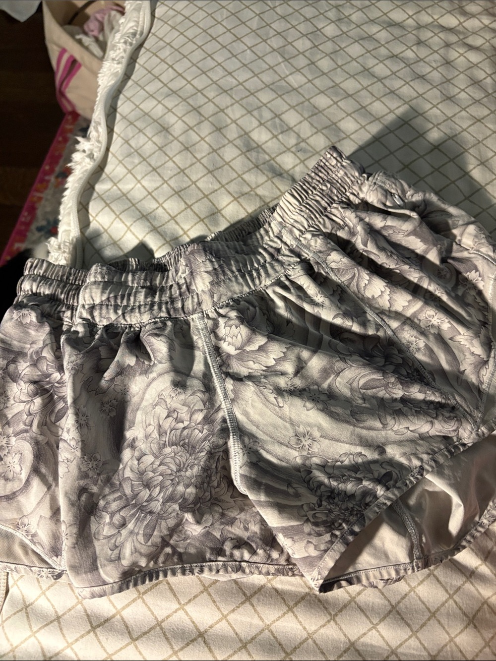 unique lululemon hotty hots size 8 low rise 2.5